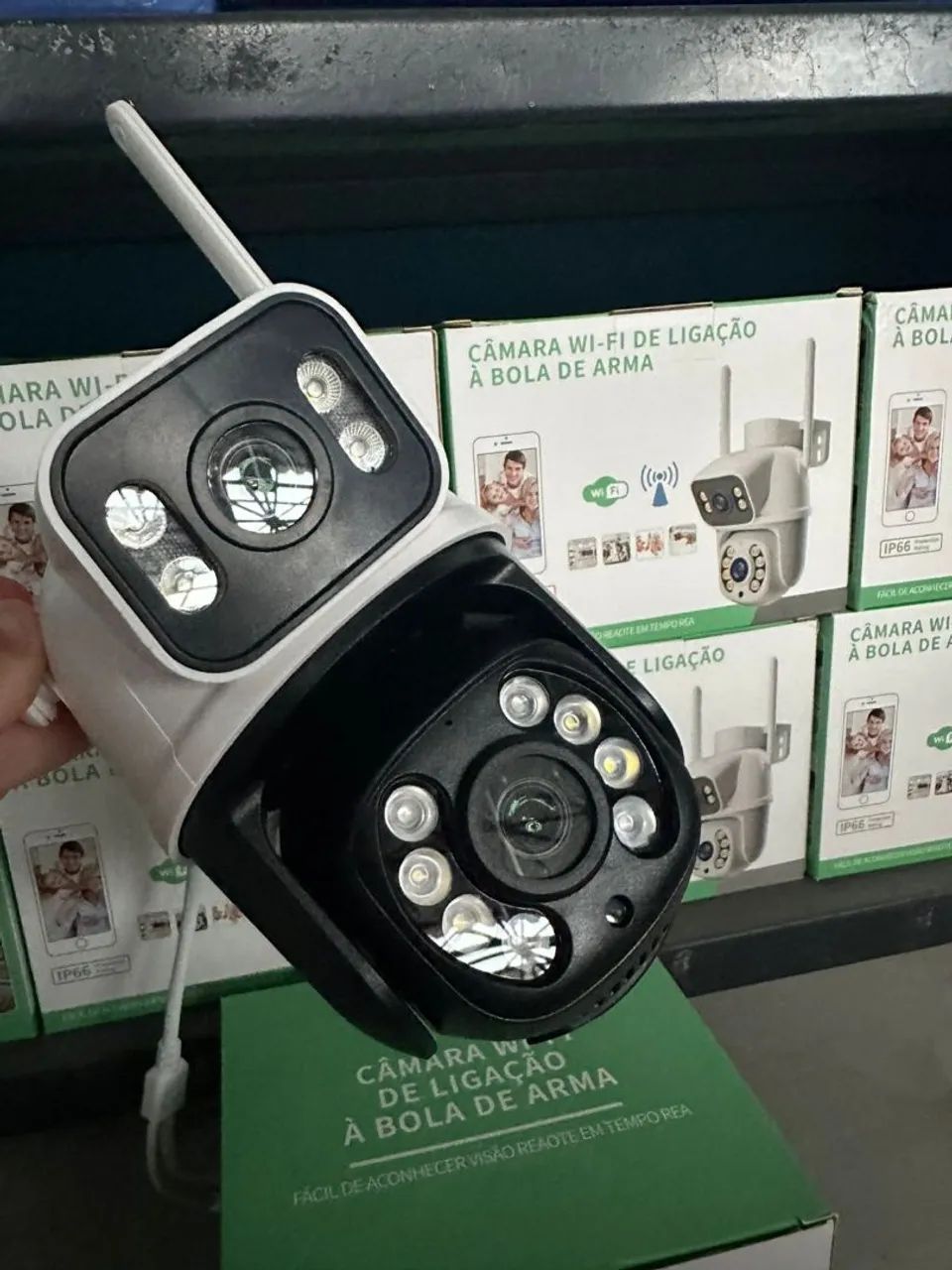 Câmera de segurança wi-fi de lente dupla full HD gira 360 e com visão noturna.