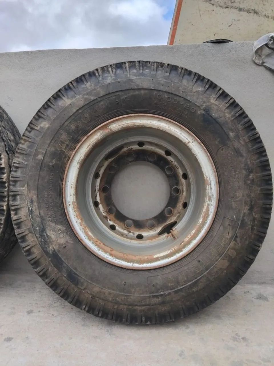  2 Pneu 1000/20 com roda - Foto 3