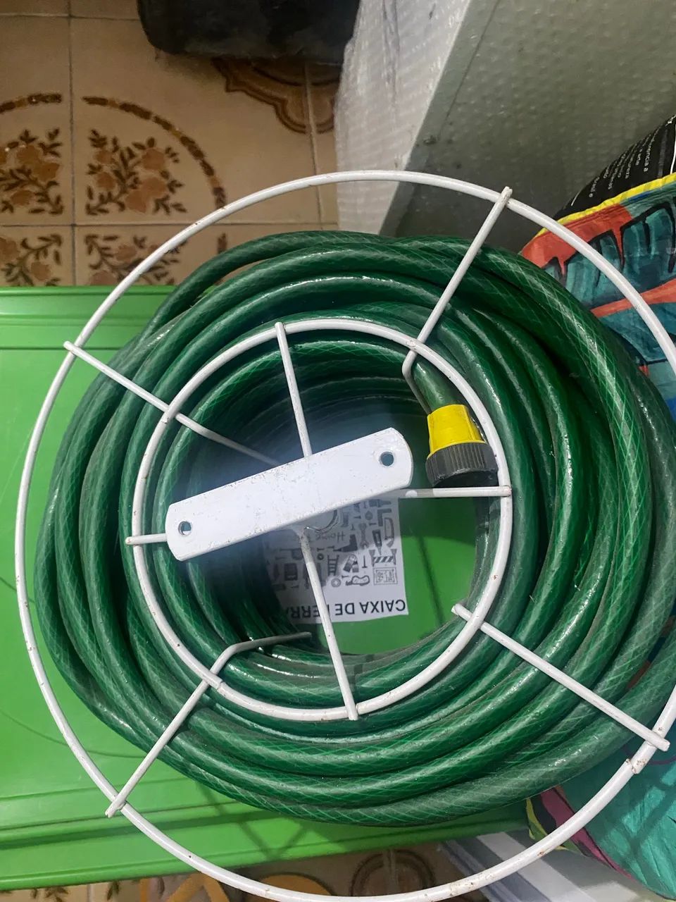 Mangueira uso doméstico, 20 metros acompanha suporte.  - Foto 4