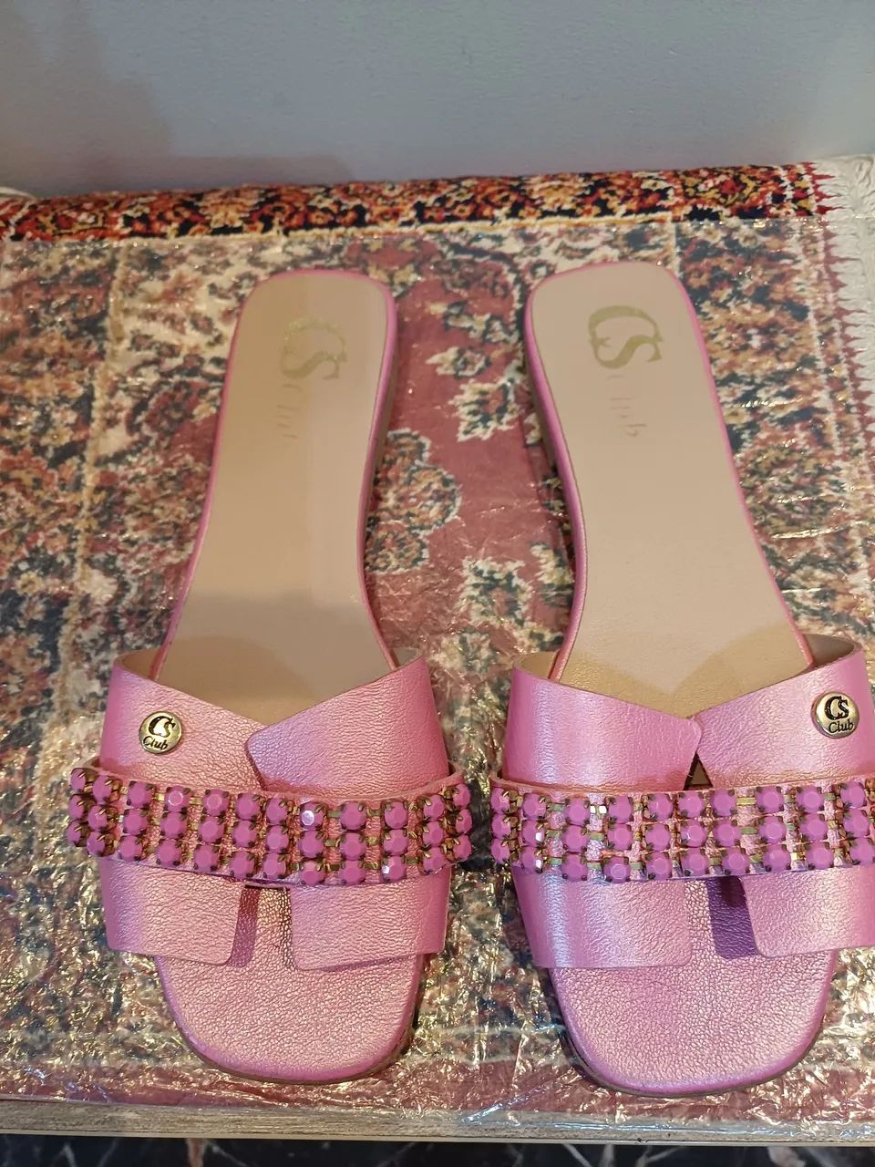 Rasteira Carmen Steffens semi-nova rosa com pedraria,  tam.36.