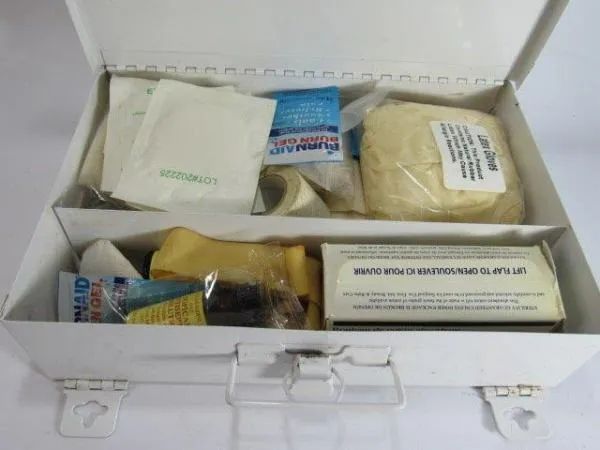 ANTIGA MALETA de LATA, com um KIT de PRIMEIROS SOCORROS (FIRST AID KIT). Contendo inúmeros - Foto 4