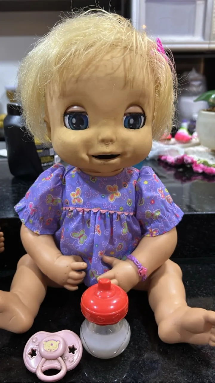 Baby Alive Linda Surpresa com chupeta e mamadeira