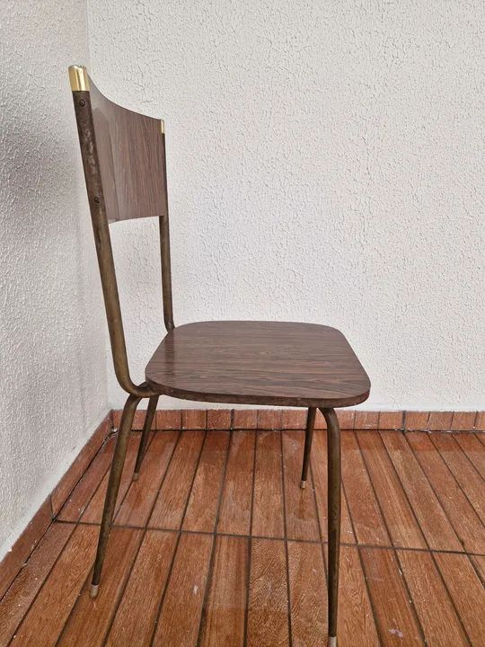 Cadeiras retrô: 4 de madeira com fórmica e 2 com assento acolchoado - Foto 3