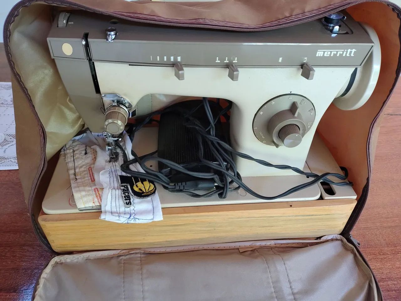 "Raridade " Máquina de costura Singer portátil com maleta 
