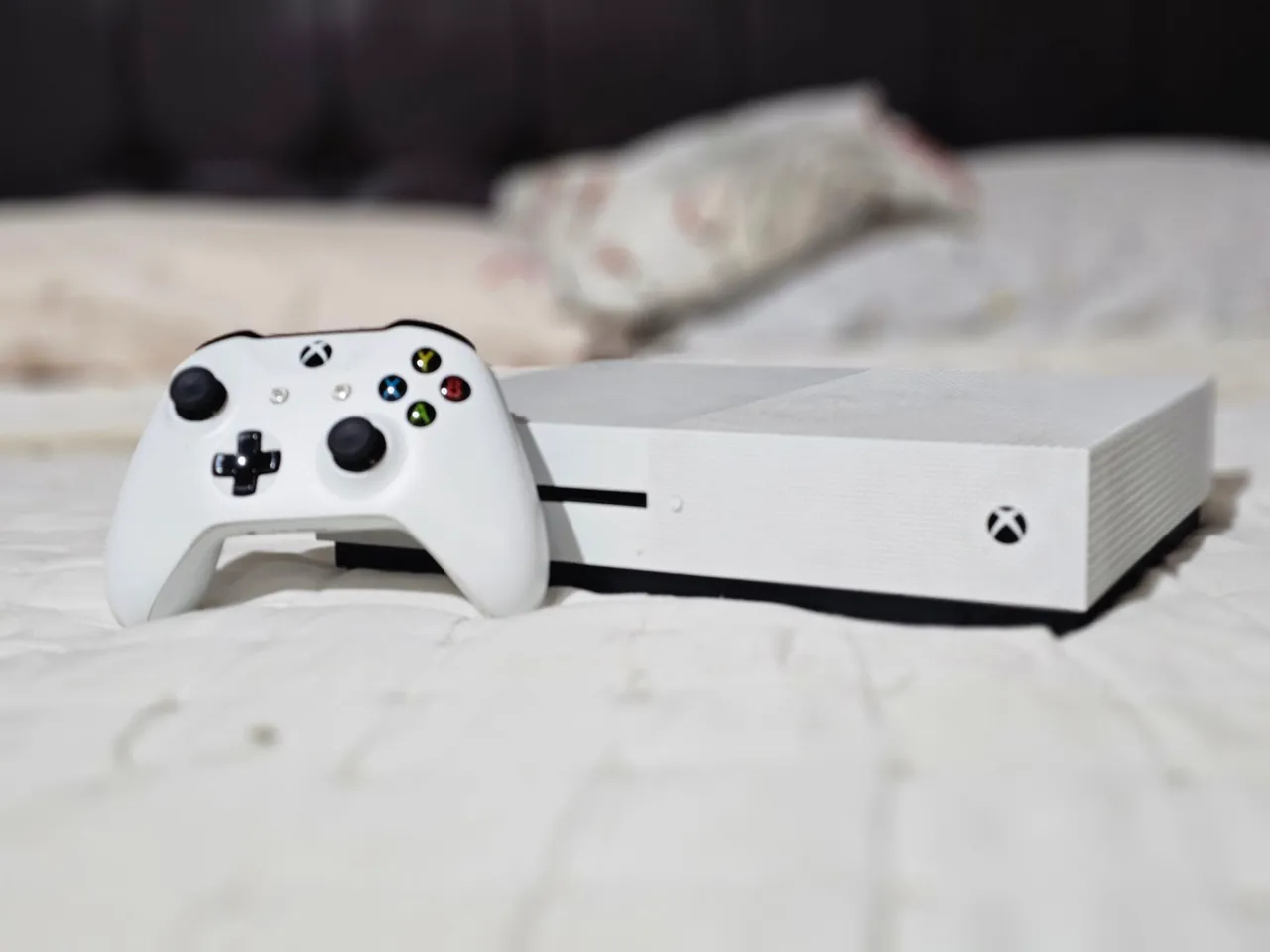 Xbox One S com SSD de 1TB + 1 controle + 2 jogos midia física
