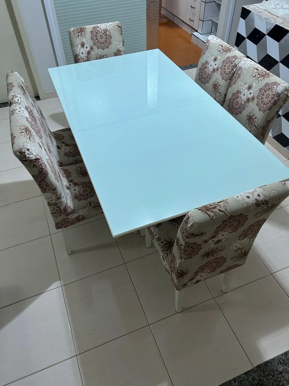Mesa de jantar com tampo de vidro e 6 cadeiras 1,80 x 1,00 mt