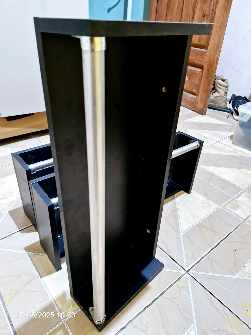 Escrivaninha preta com detalhes em metal