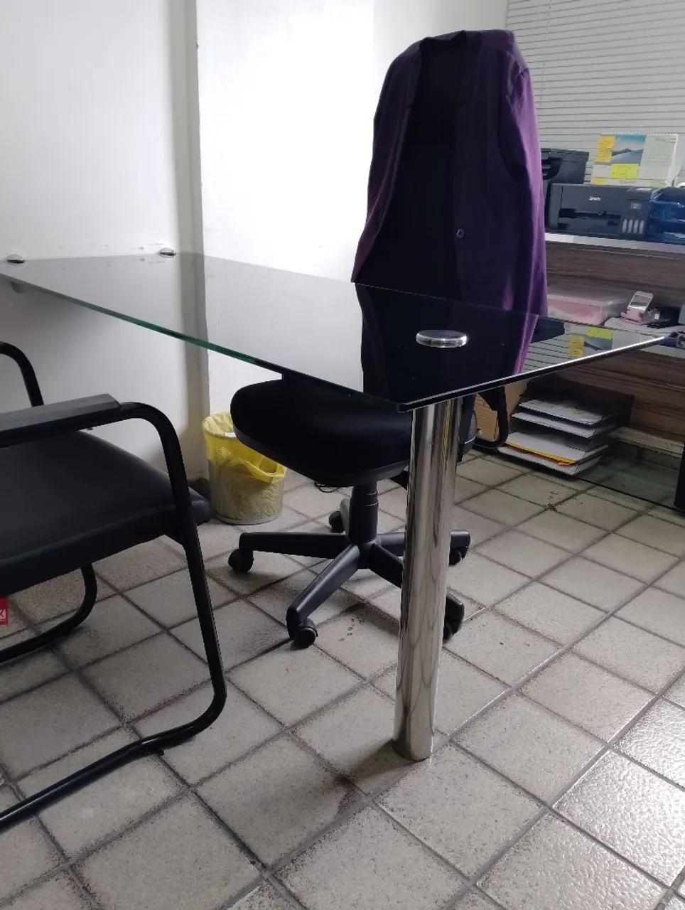 Mesa de escritório com tampo de vidro