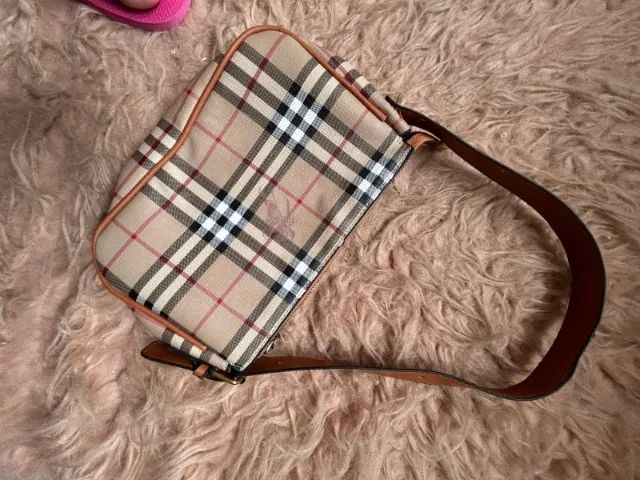 bolsinha 1 linha burberry , pequena e linda  , nova! - Foto 5