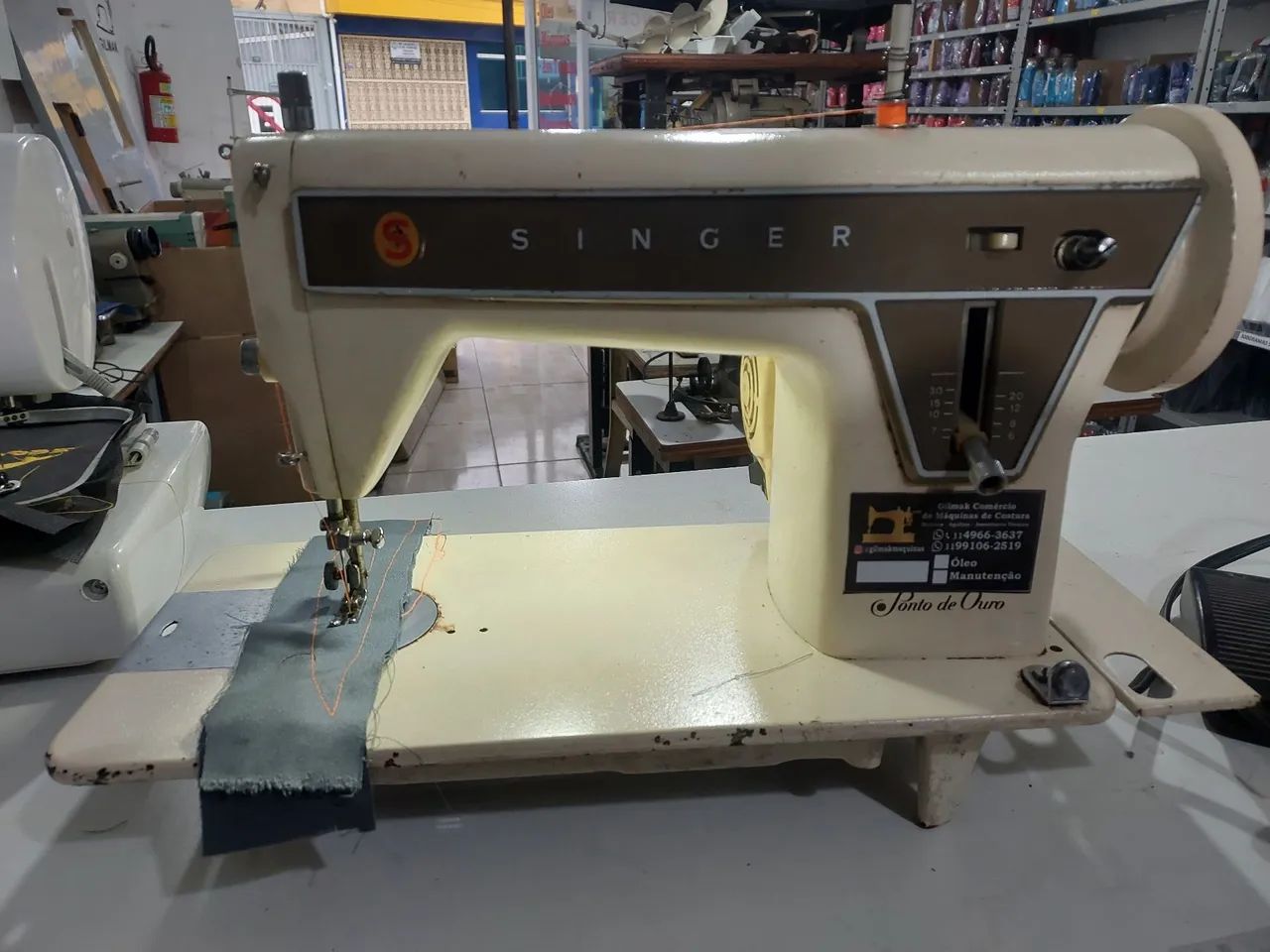 Máquina de costura singer ponto de ouro motor 110v e lâmpada led - Foto 2