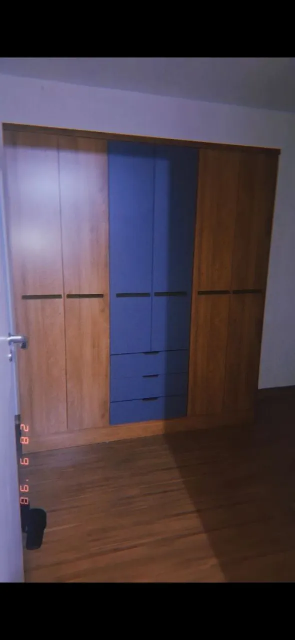 Guarda-Roupa Moderno com Detalhes em Azul