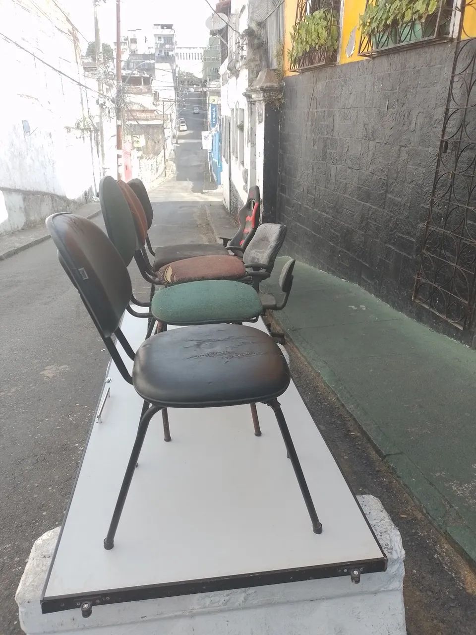 Cadeira de escritório  com pequenas avarias  ,40 $ cada - Foto 3