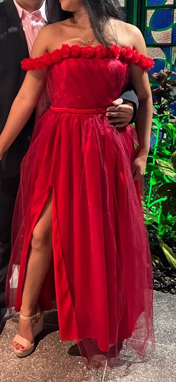 Vestido Vermelho Longo com Fenda e Detalhe Floral