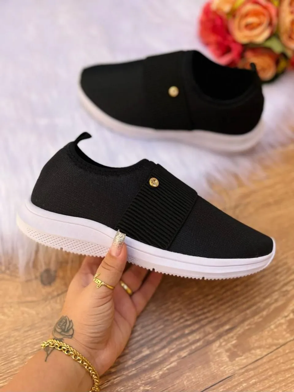 Tênis Slip On Feminino Preto: Conforto e Estilo em Cada Passo.