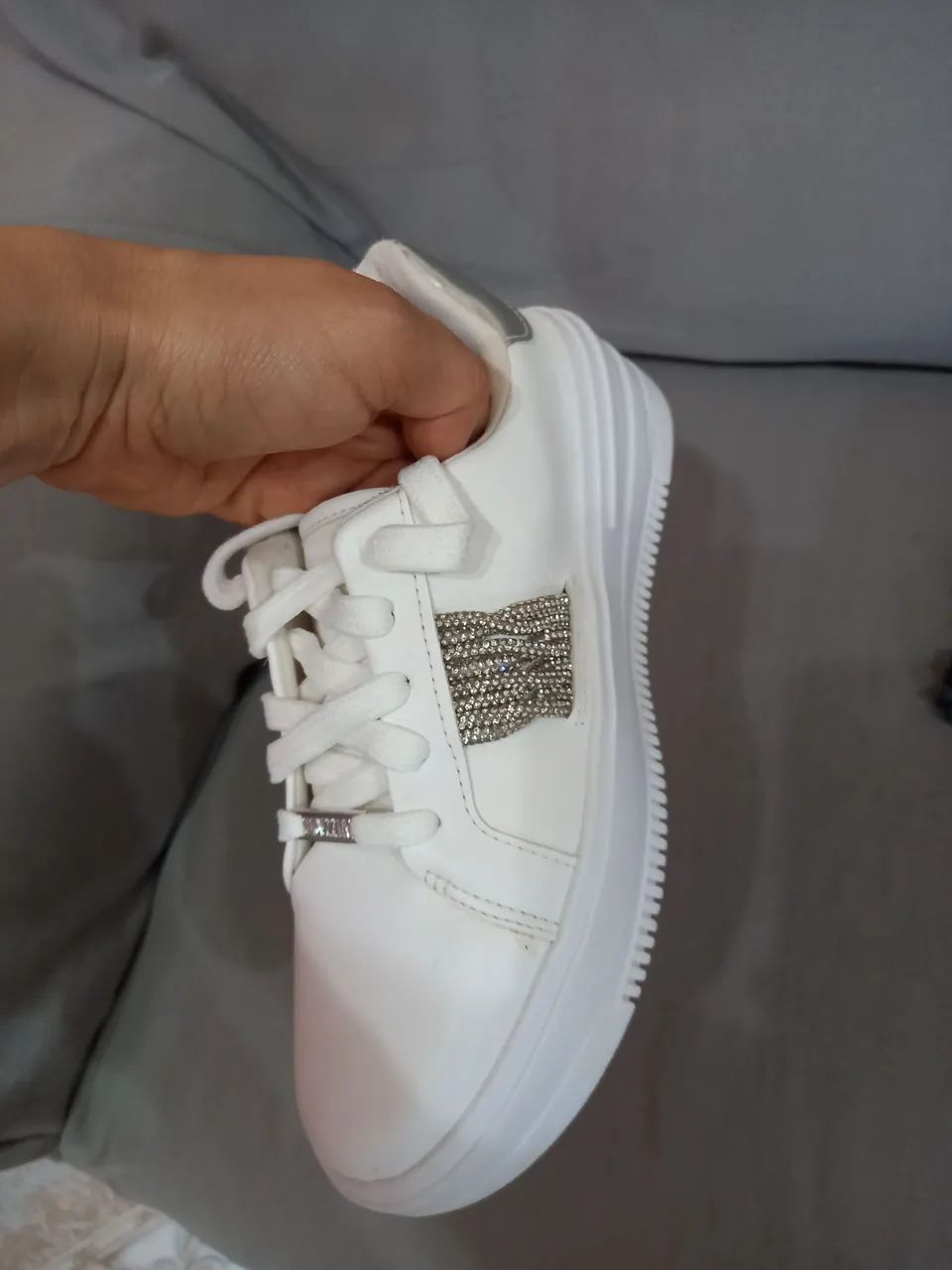 Tênis Branco Feminino com Detalhes em Strass - Foto 2