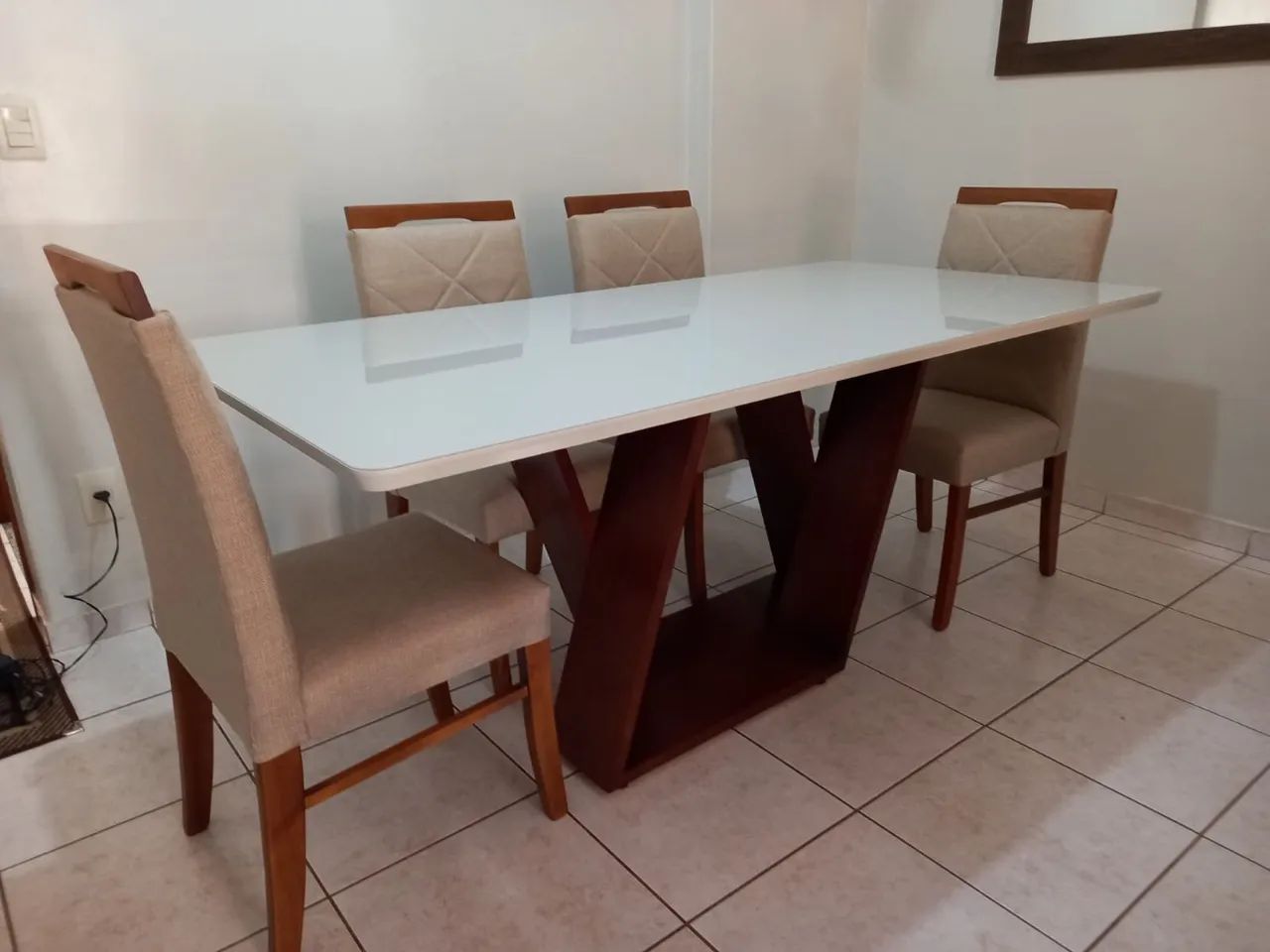 Mesa de Jantar Moderna com 4 Cadeiras de madeira 
