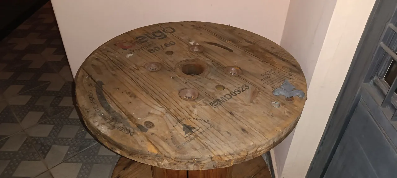 Mesa de madeira rústica - ideal para jardins