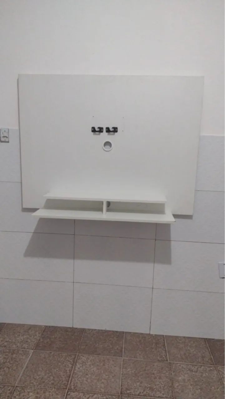 Painel para TV de até 50 polegadas com prateleira
