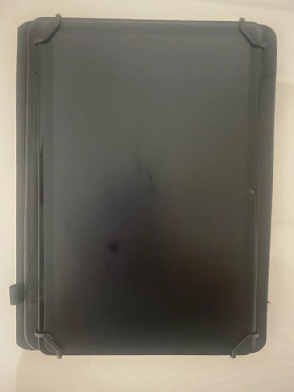 Tablet preto com capa protetora
