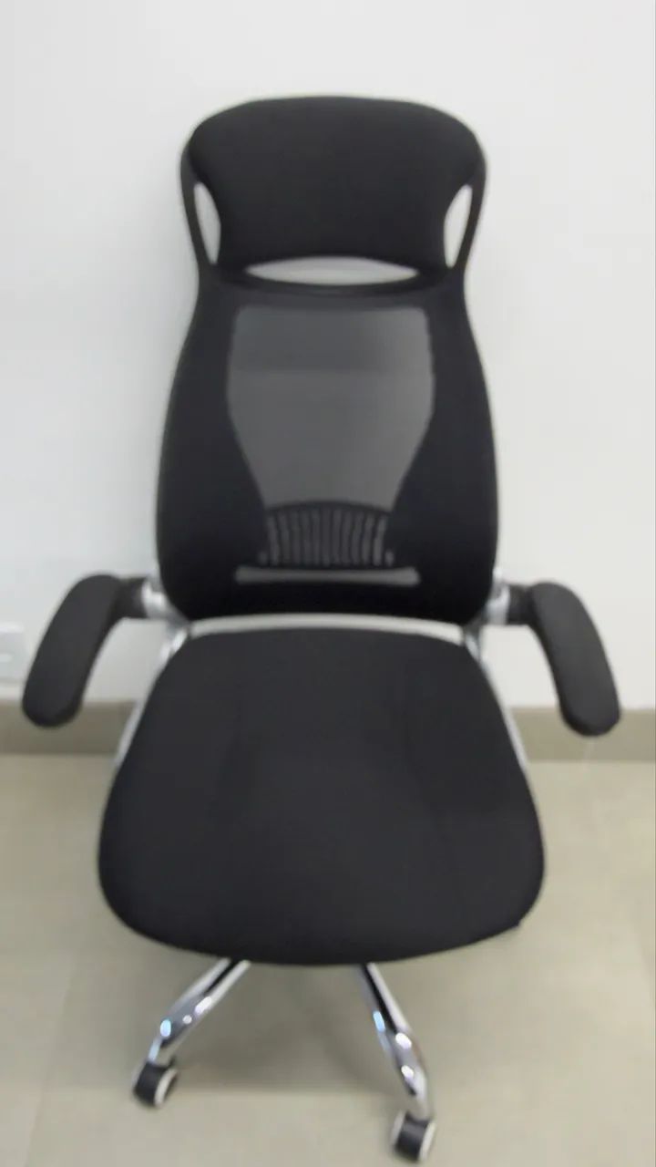 Cadeira de escritório modelo Lotus Alta Preta Giratória 