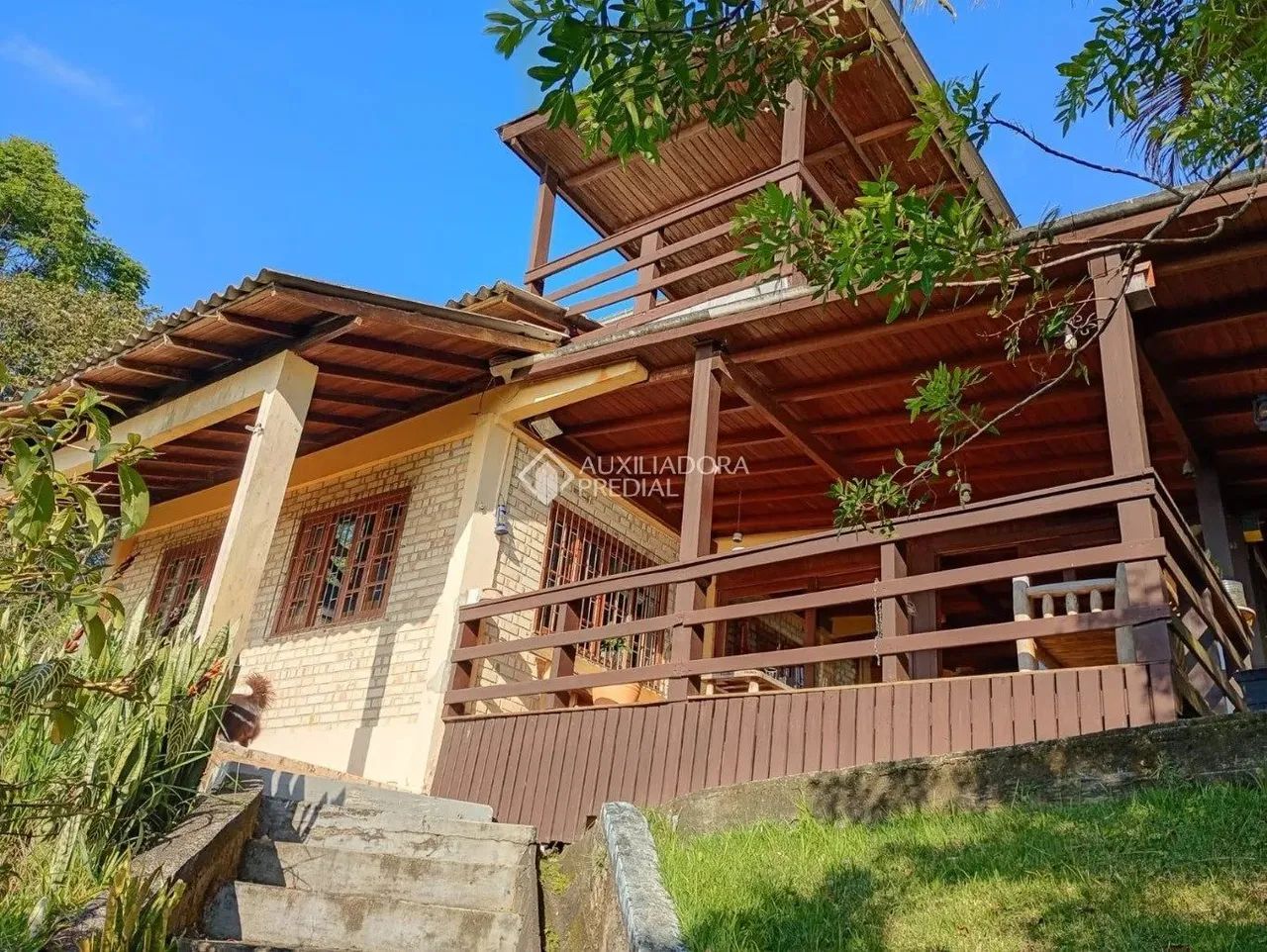 Ampla casa, vista para o mar