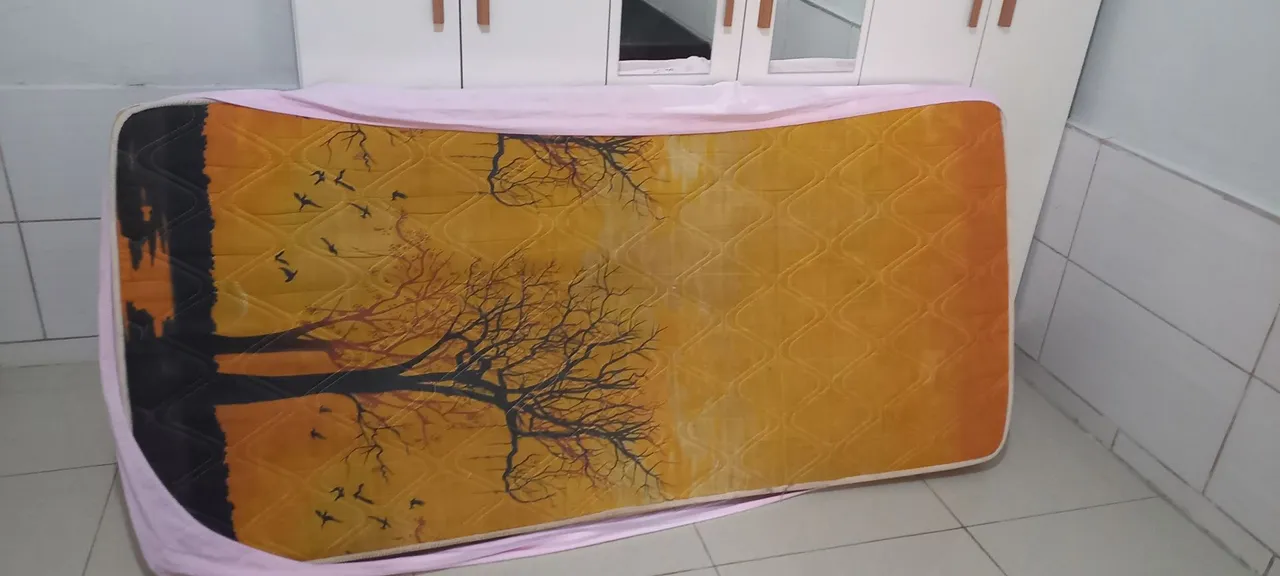 Colchão com estampa de árvore