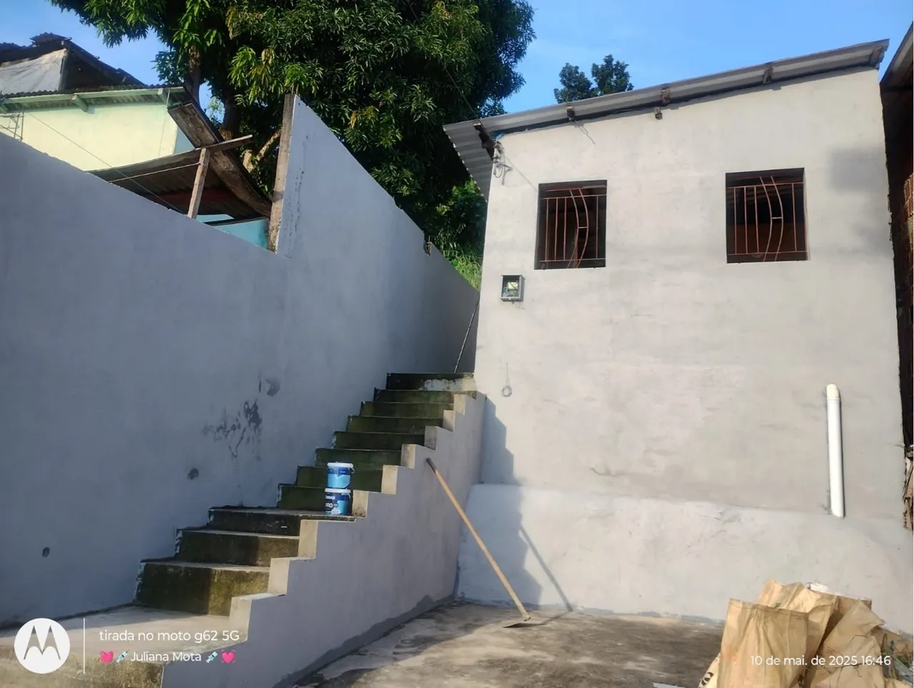 Casa recém construída, faltando alguns detalhes.