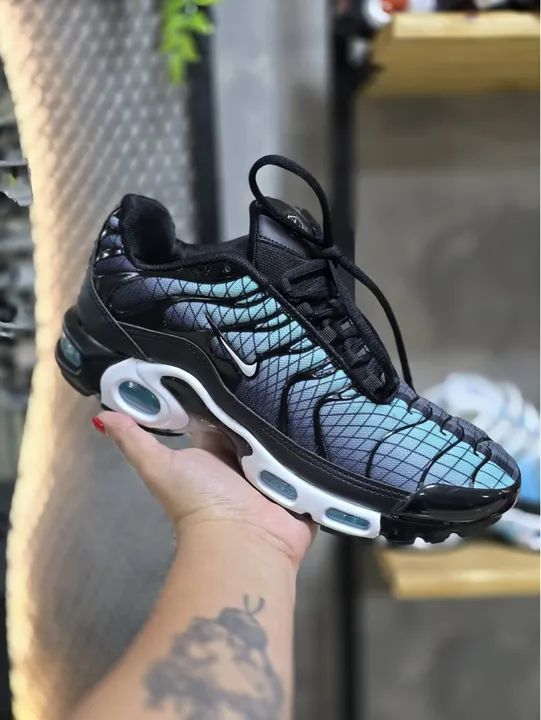Nike Air Max Plus azul e preto 