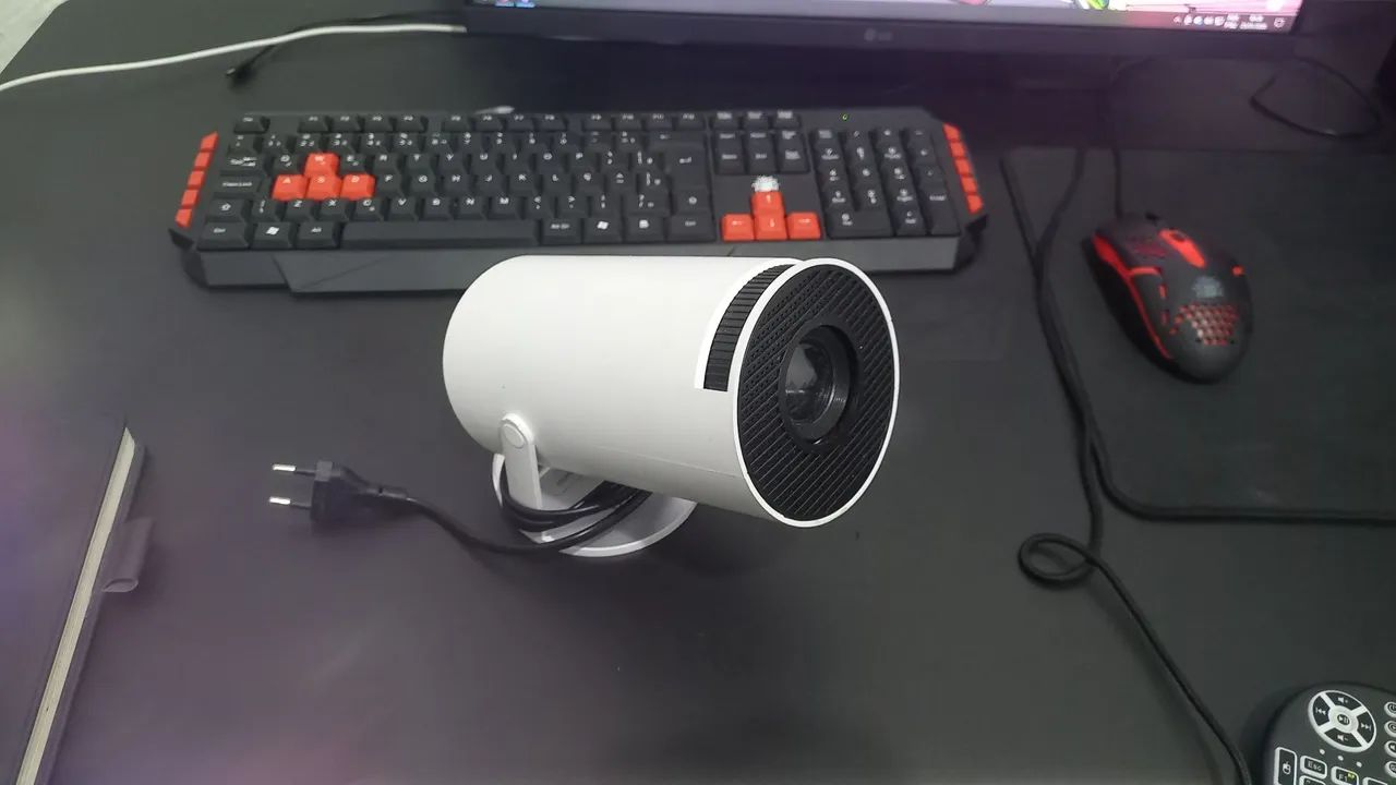 Projetor HY300 Seminovo + Teclado Wireless (Substitui Controle) - Foto 2