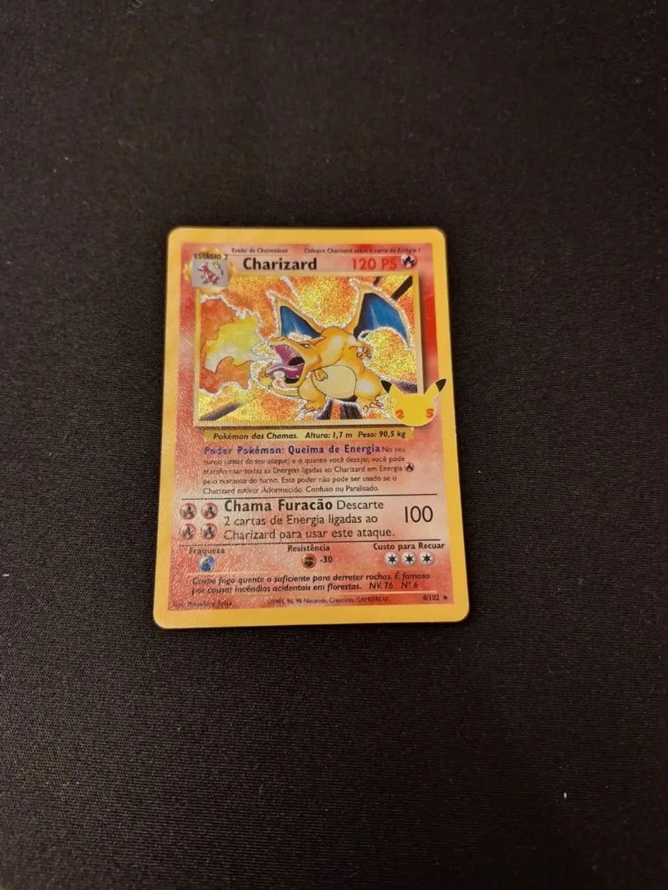 Carta pokémon charizard comemorações 25 anos