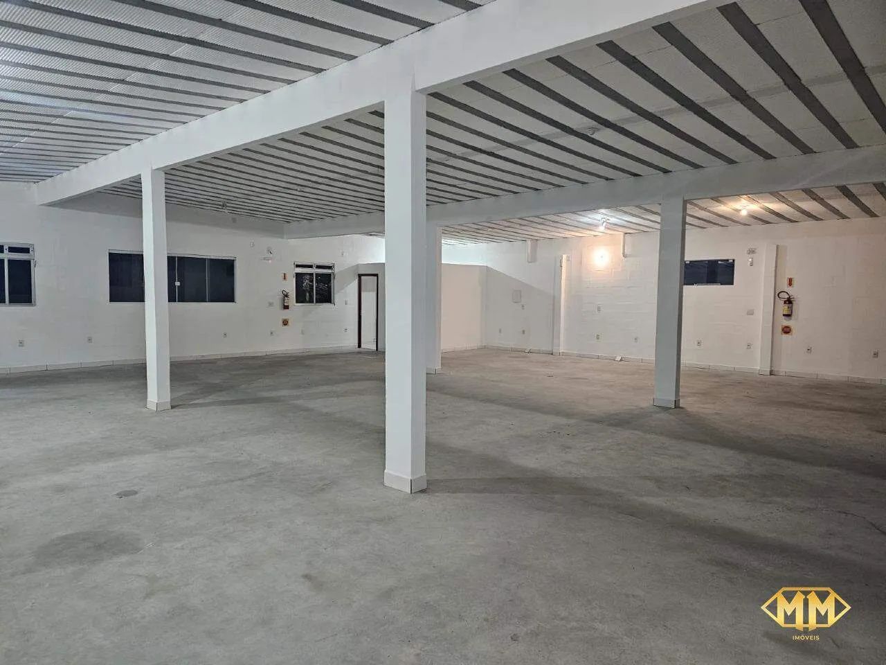 Excelente Sala Comercial nos Ingleses, rua de grande fluxo no bairro.