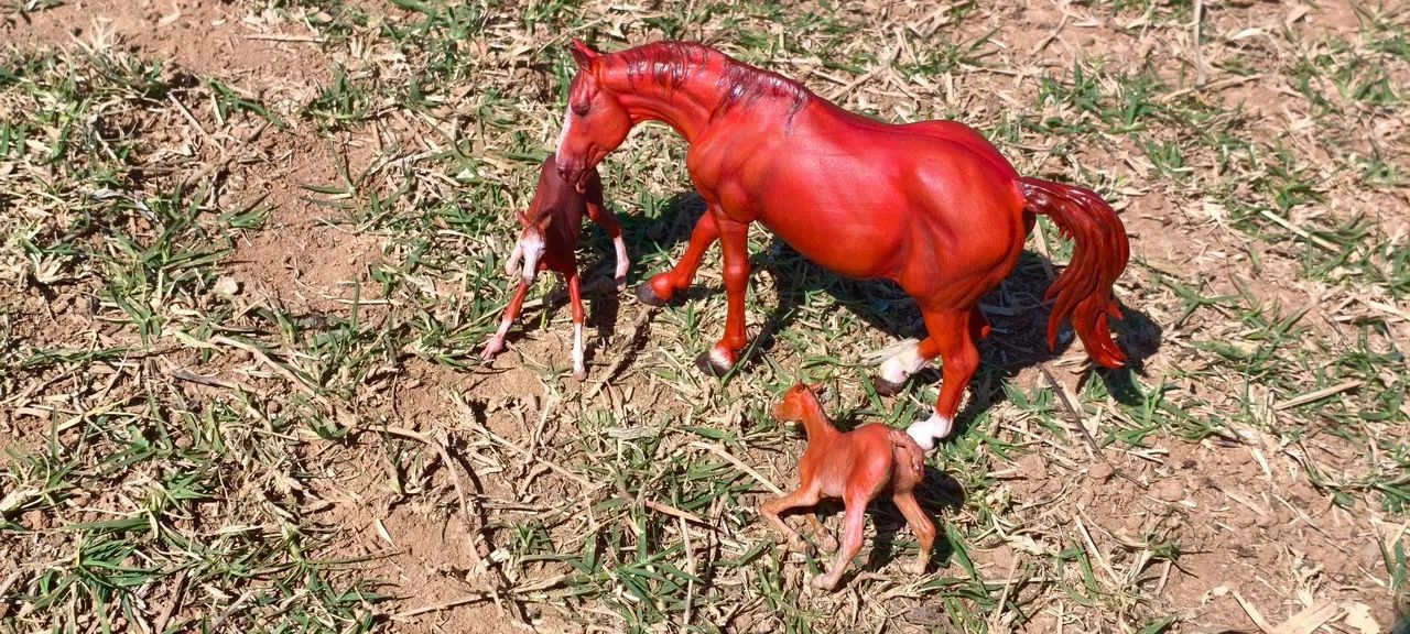Égua e potro escultura em miniatura  - Foto 4
