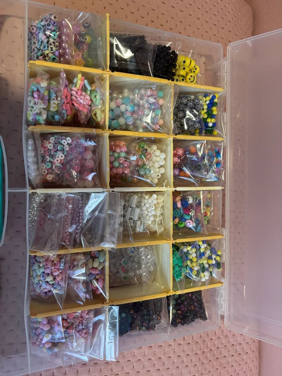 Caixas com miçangas variadas pra fazer bijoux