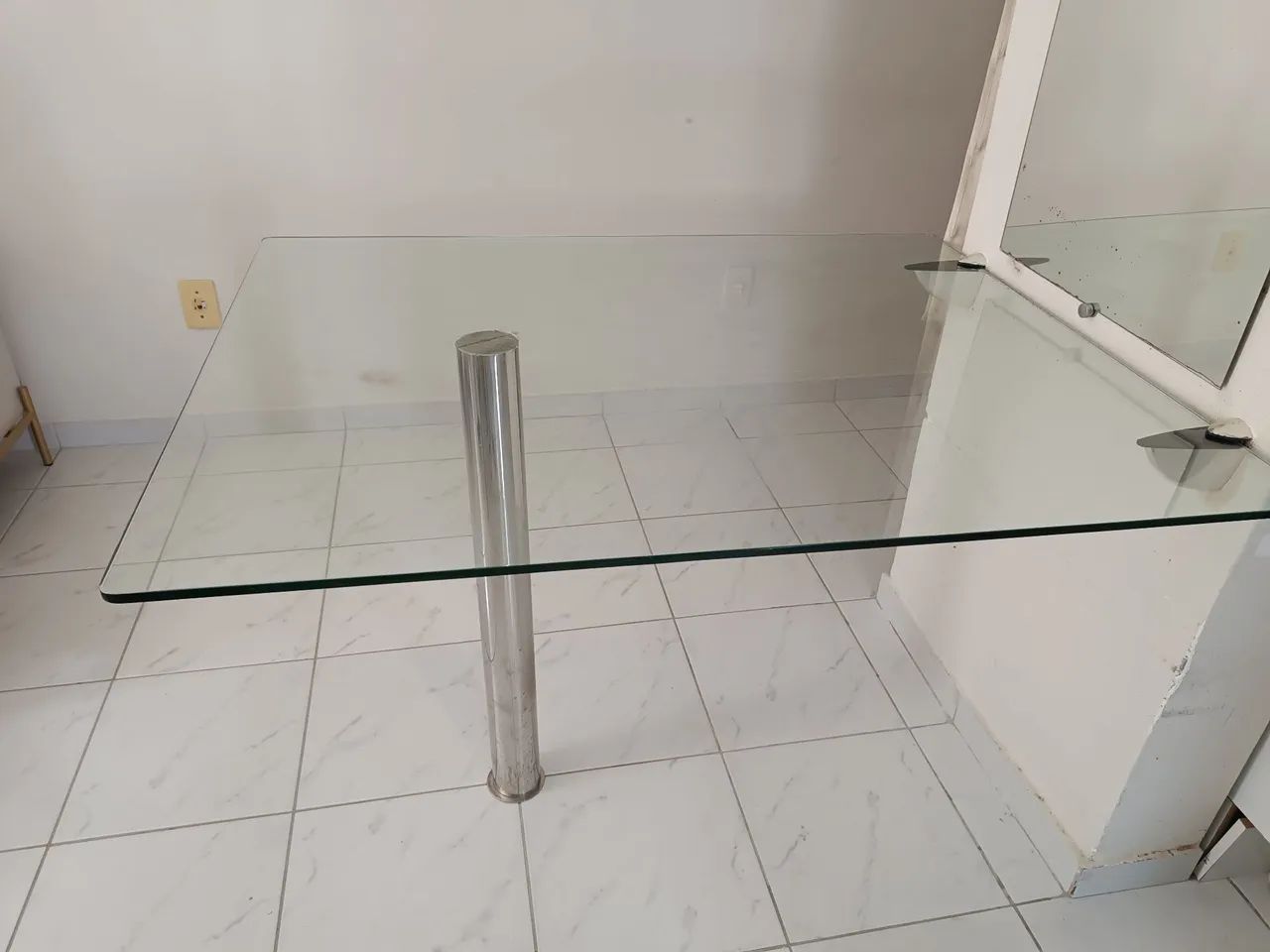 Mesa de vidro com pés de inox