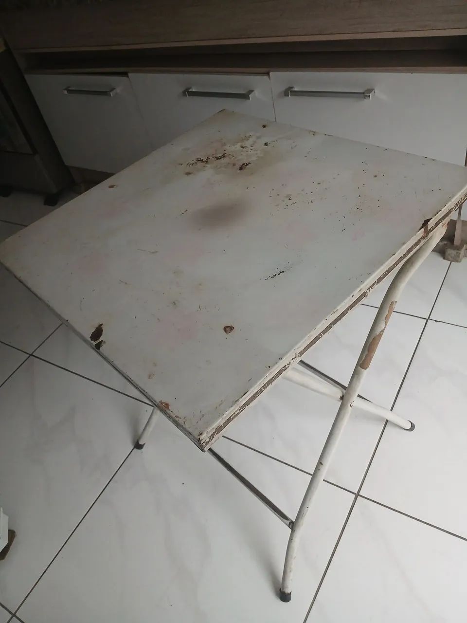 Mesa com cadeiras de bar