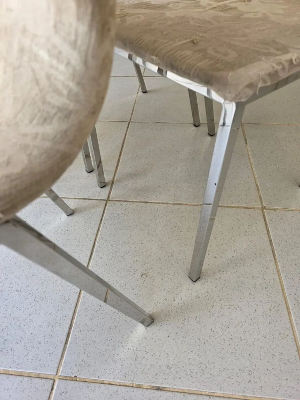 04 Cadeiras de mesa de jantar para reformar - Foto 4