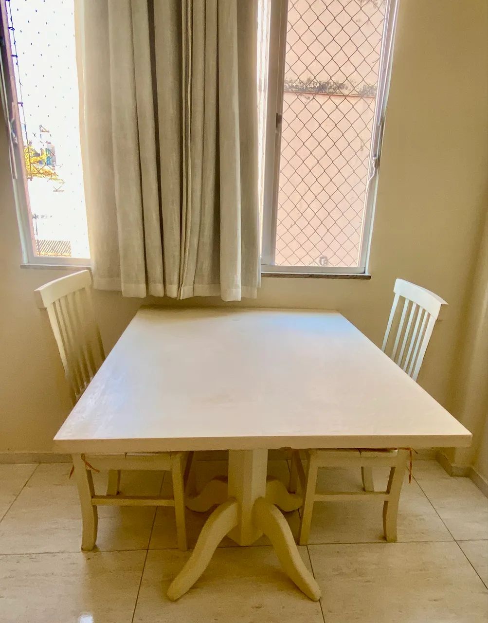 Mesa de madeira de demolição com 2 cadeiras  - Foto 2