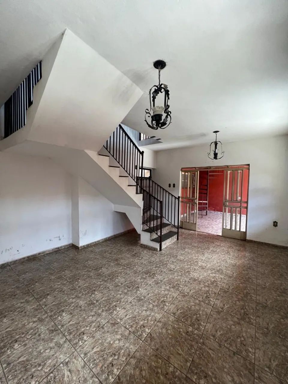 Casa ampla de 2 pavimentos à venda - imóvel já alugado e gerando renda - Foto 3