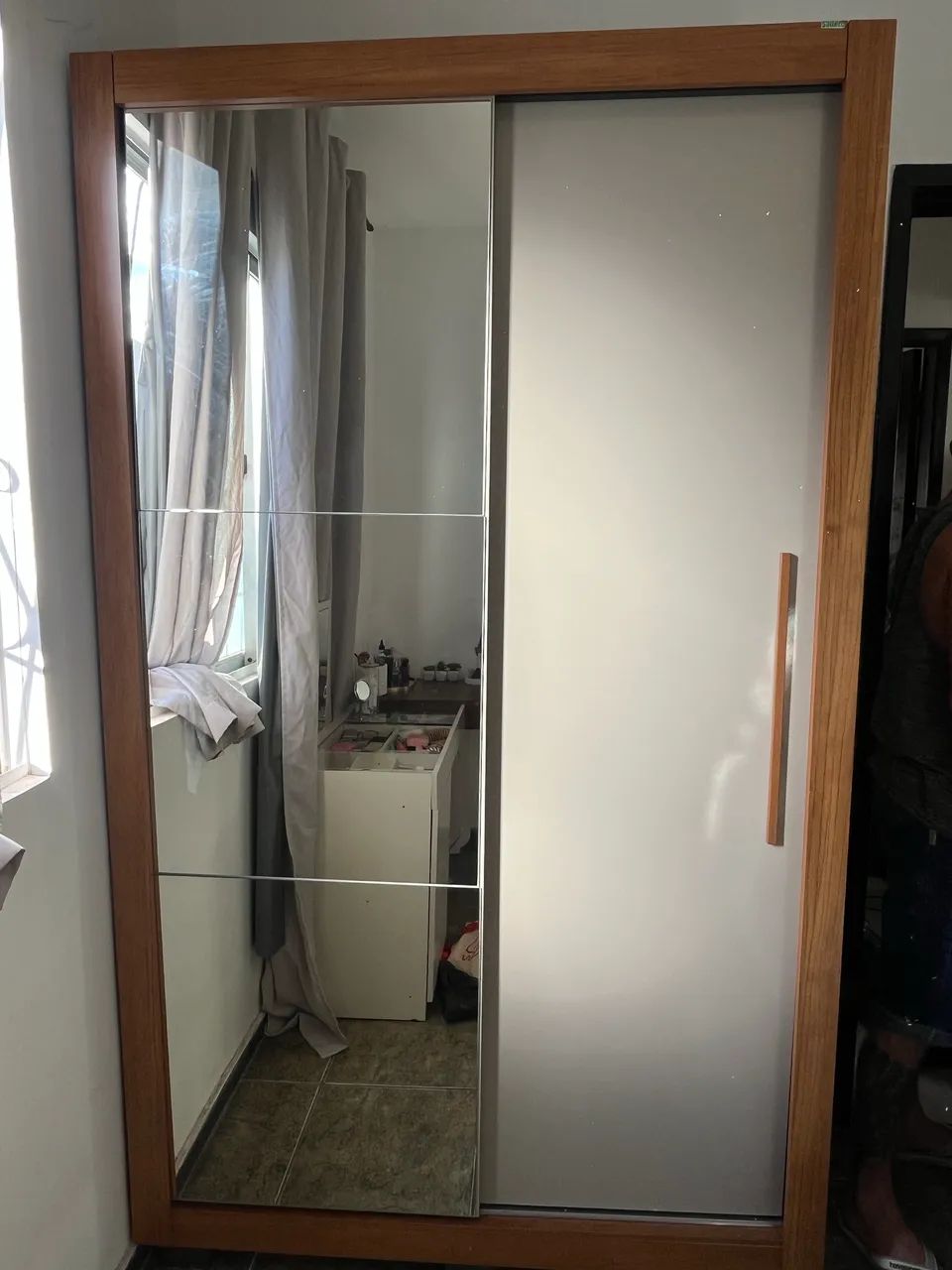 VENDO GUARDA-ROUPA COM ESPELHO - Foto 4