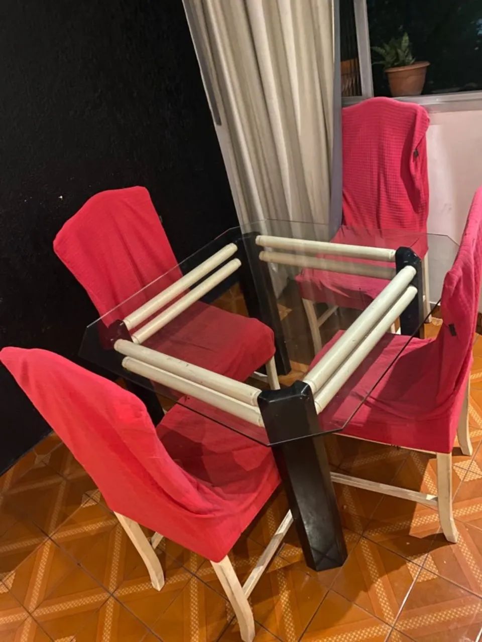 Mesa de madeira maciça com 4 cadeiras
