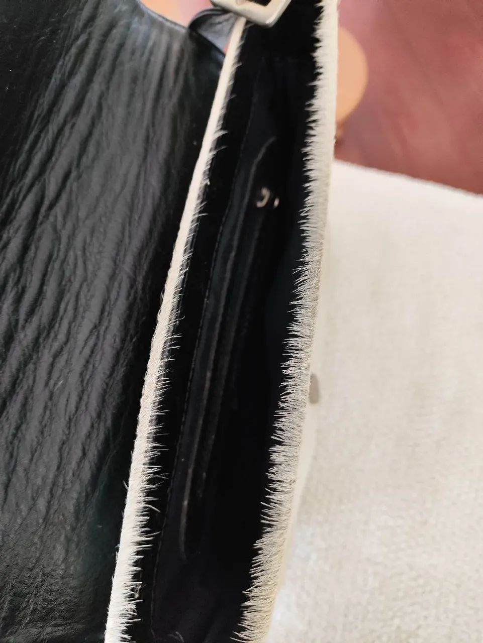 Bolsa Luiza Barcelos couro legítimo e pelos, preta e off white - Foto 4