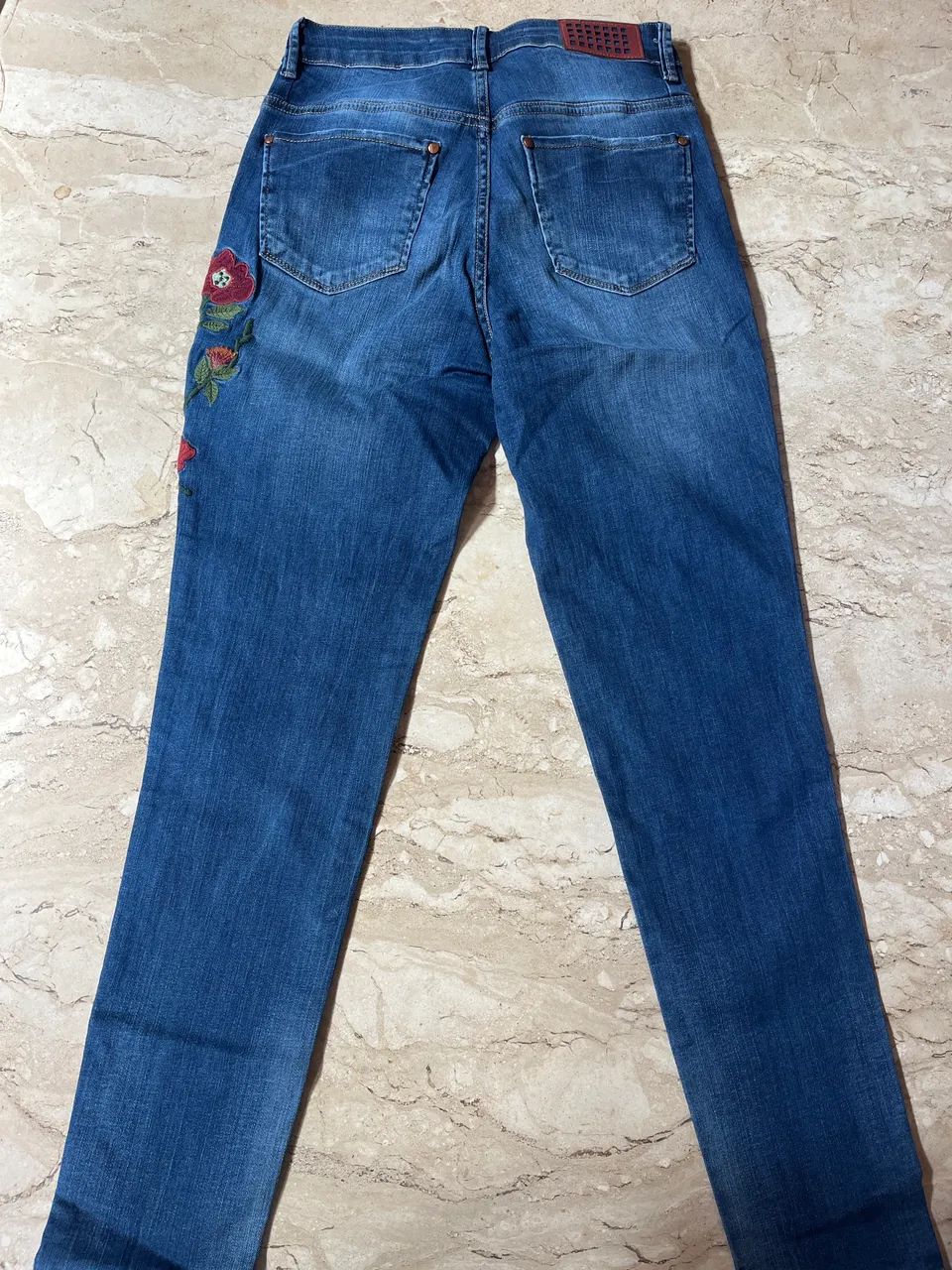 Calça cigarrete bordada flores - Foto 2