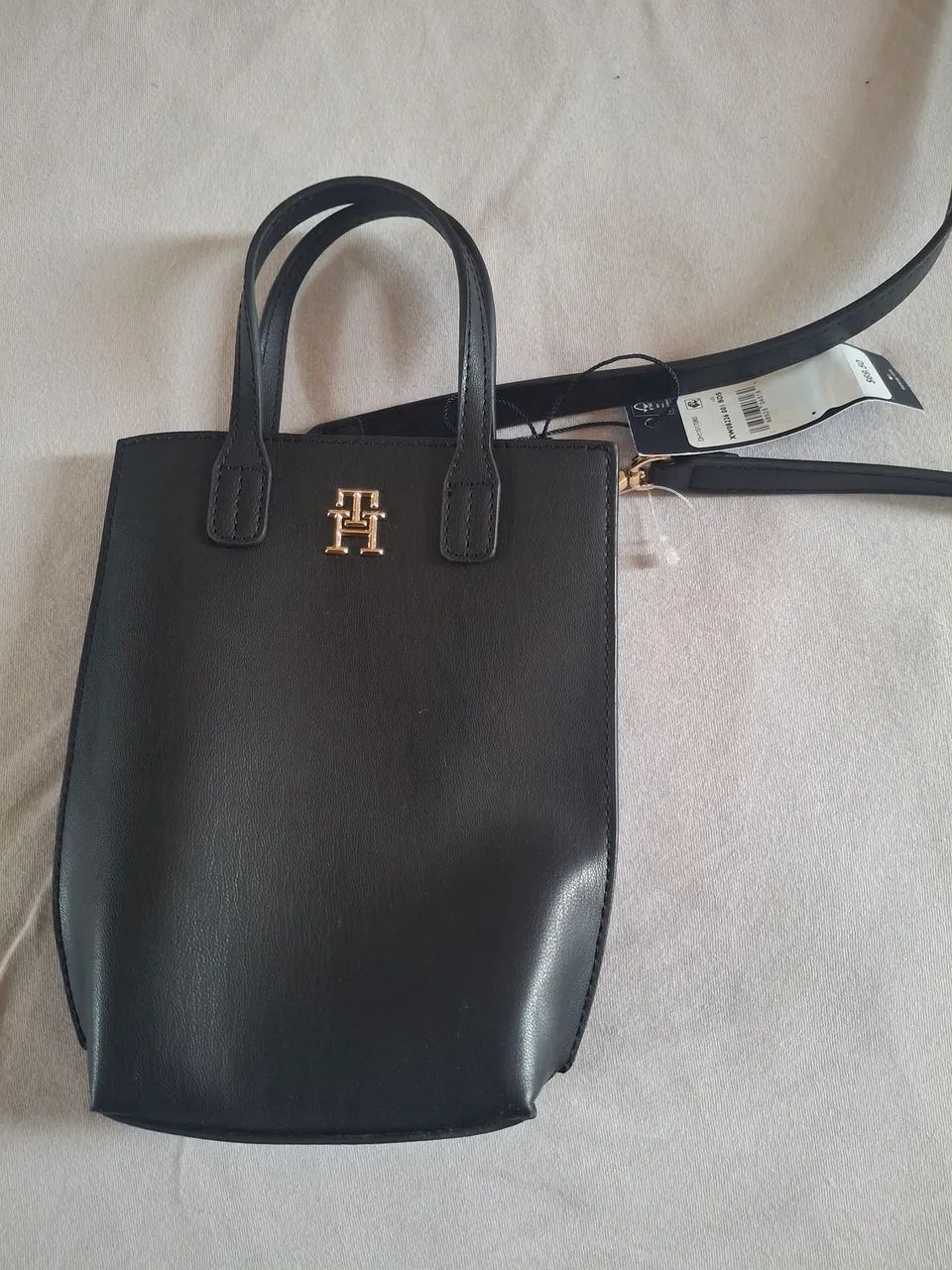 uma mini bolsa preta da Tommy Hilfiger  - Foto 3