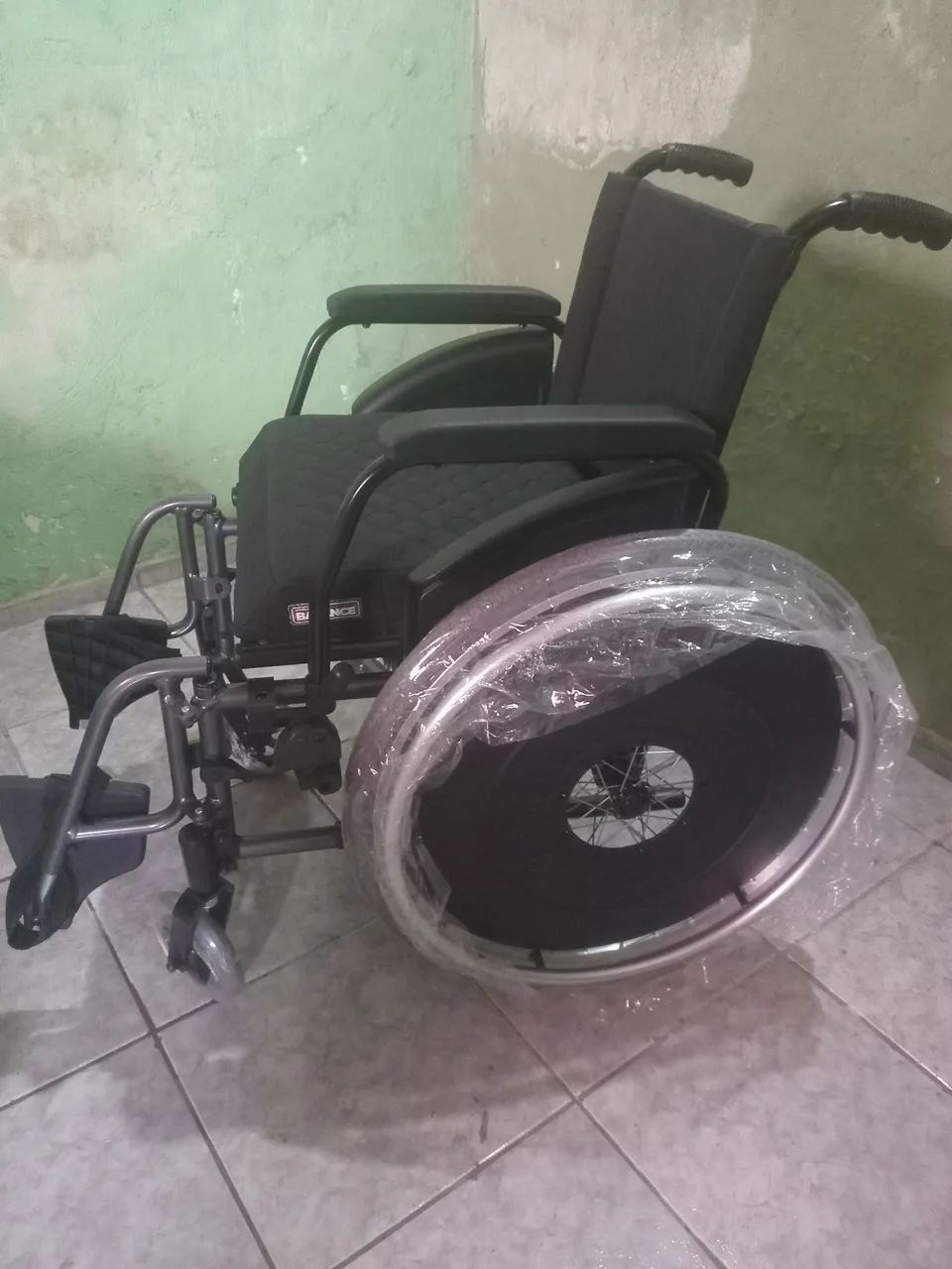 Vendo cadeira de rodas nova.
