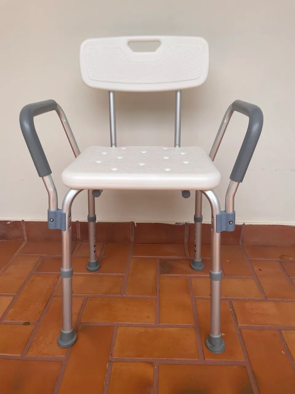Cadeira de banho com braços Dellamed