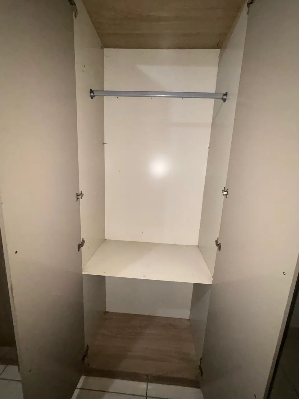 Guarda roupa de casal com amplo espaço  - Foto 4