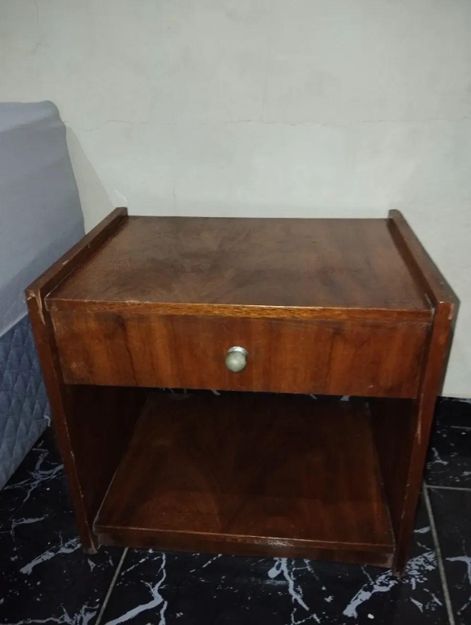 2 Mesinhas de cabeceira madeira maciça antiga - Foto 2