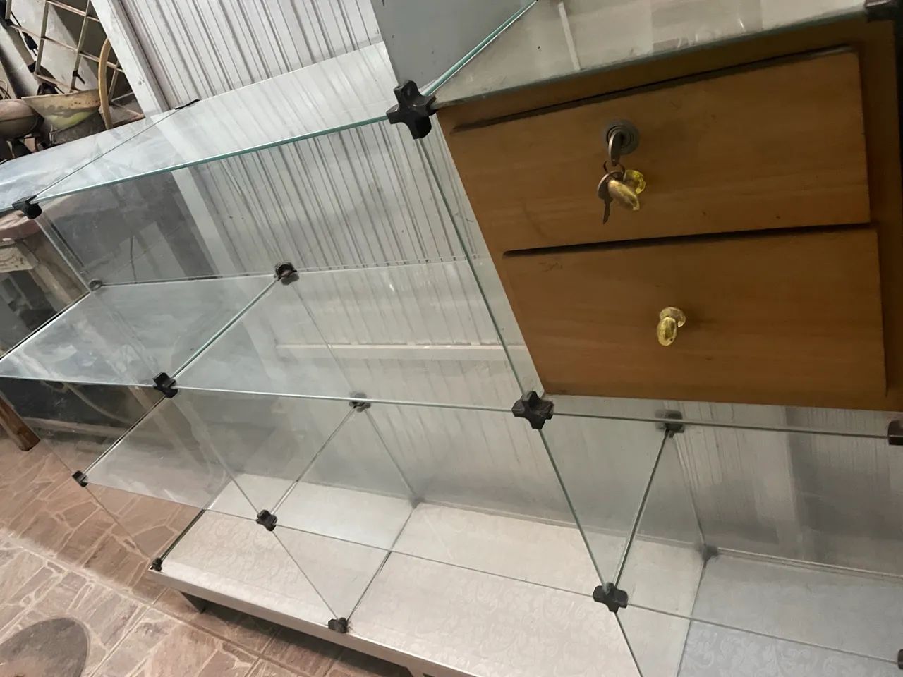 Balcão de vidro , com gaveta e fecho