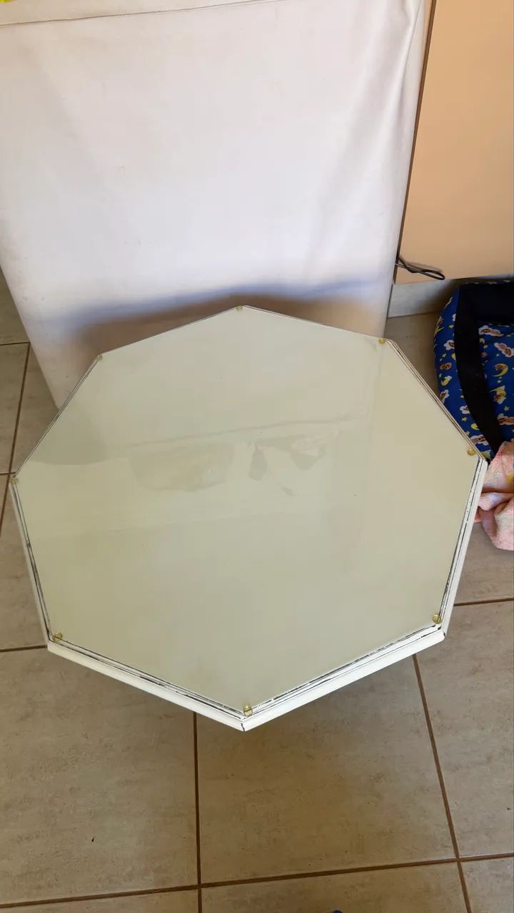 Mesa branca com vidro 