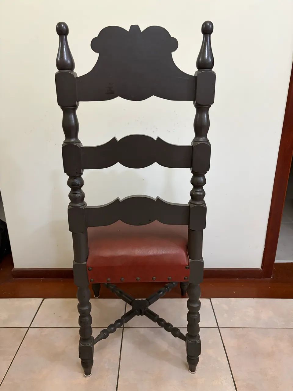 Conjunto 6 cadeiras madeira maciça - estilo colonial - Foto 2